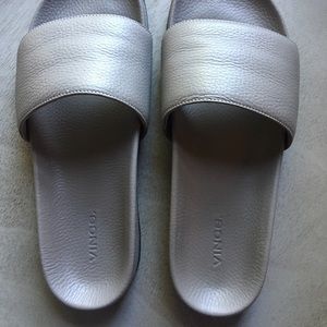 Vince Gavin leather slide in taupe